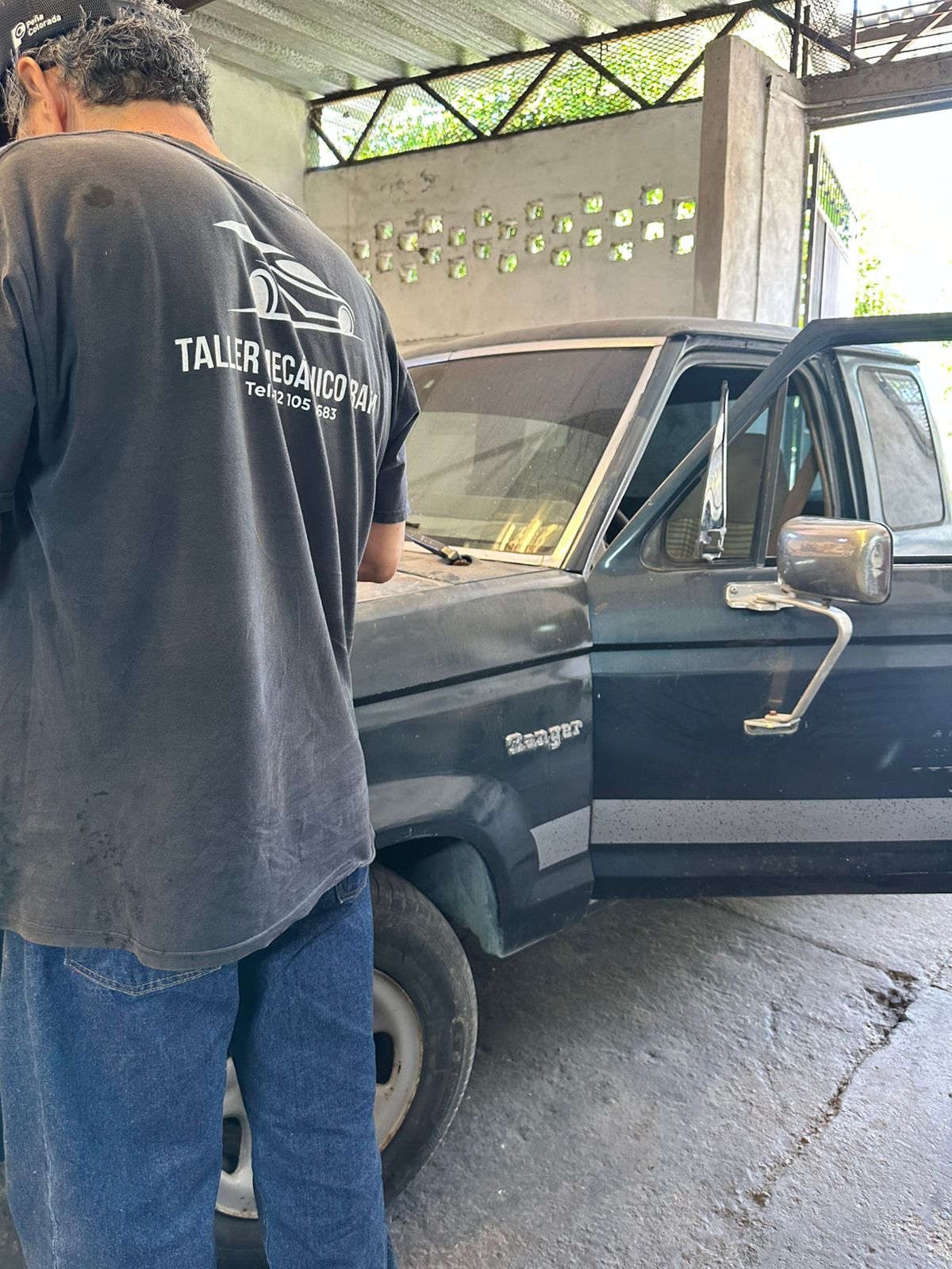 Mecánico trabajando en vehículo