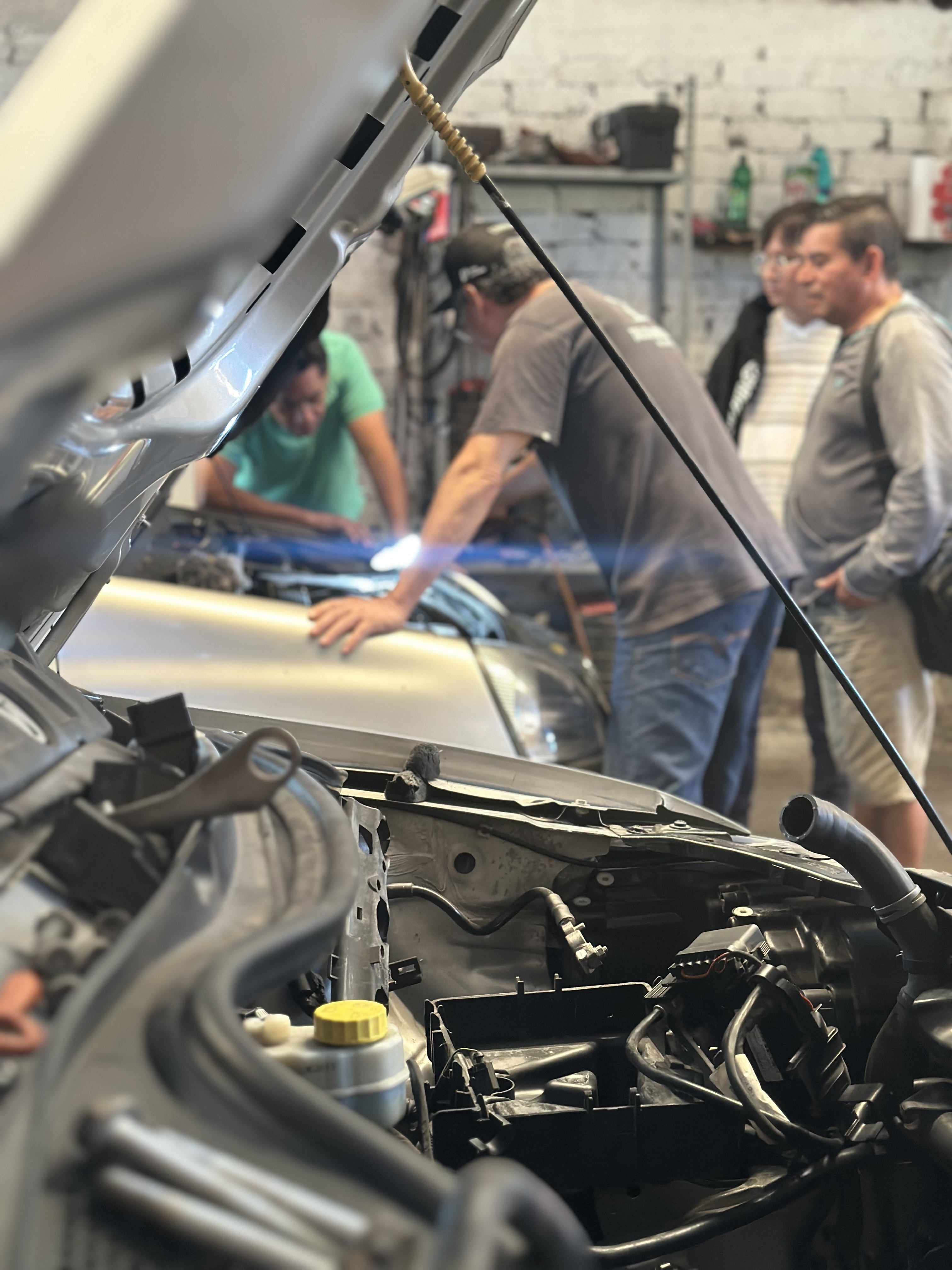 Mecánicos diagnosticando motor